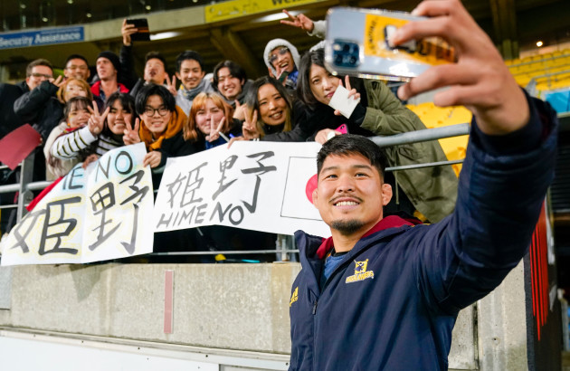 kazuki-himeno-takes-a-selfie-with-fans-after-the-game