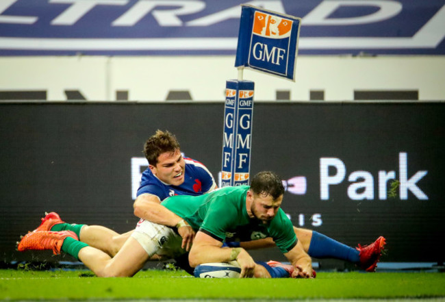 robbie-henshaw-scores-a-try-despite-antoine-dupont