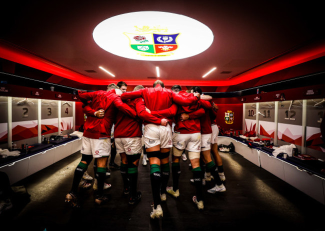 the-lions-team-huddle-before-they-run-out