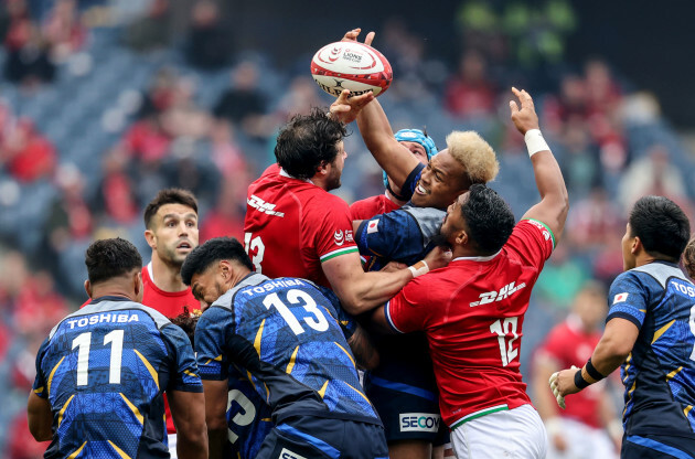 robbie-henshaw-and-bundee-aki-with-kotaro-matsushima