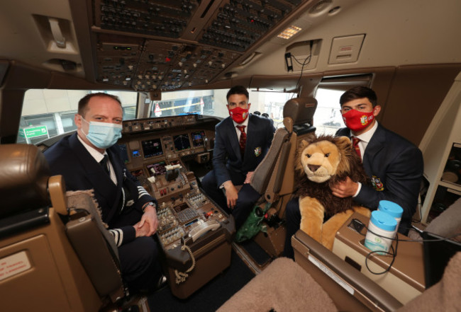 captain-richard-allen-williams-with-conor-murray-louis-rees-zammit-and-mascot-bil