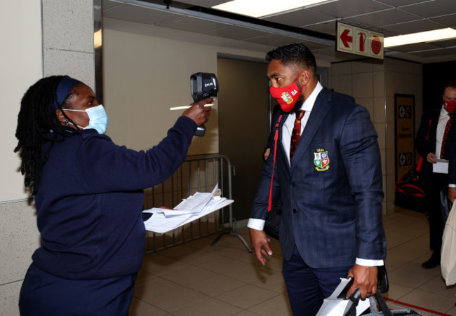 bundee-aki-has-his-temperature-checked-on-arrival-in-south-africa