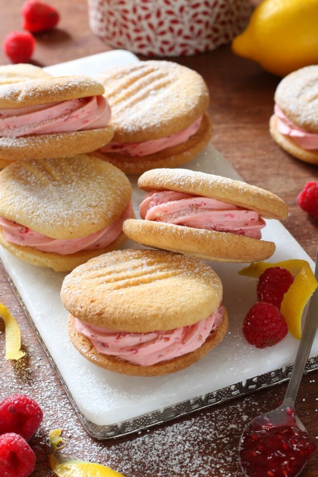 Raspberry melting moment sandwich