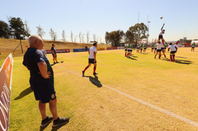 warren-gatland-watches-training