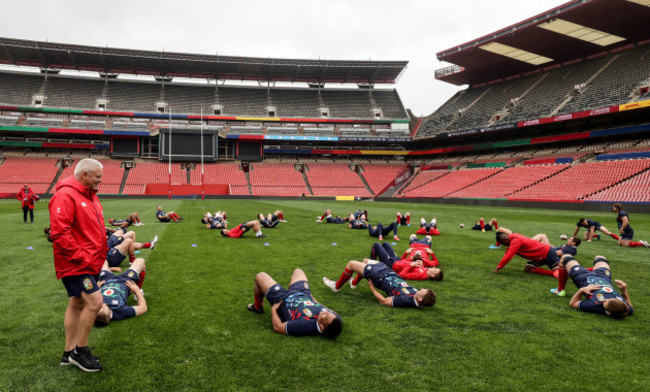 warren-gatland-watches-over-the-captains-run