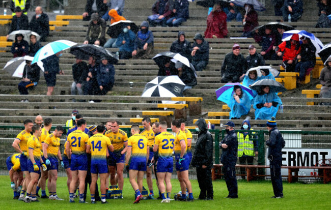 enda-smith-talks-to-his-team-during-a-water-break