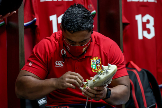 bundee-aki-in-the-changing-room-ahead-of-the-game