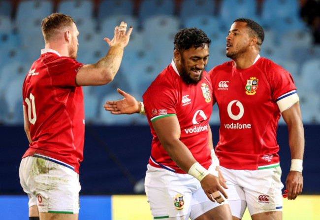 sam-simmonds-celebrates-after-the-game-with-anthony-watson-and-bundee-aki