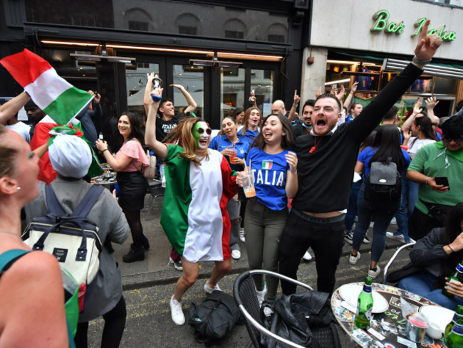 fans-watching-italy-v-england-euro-2020-final