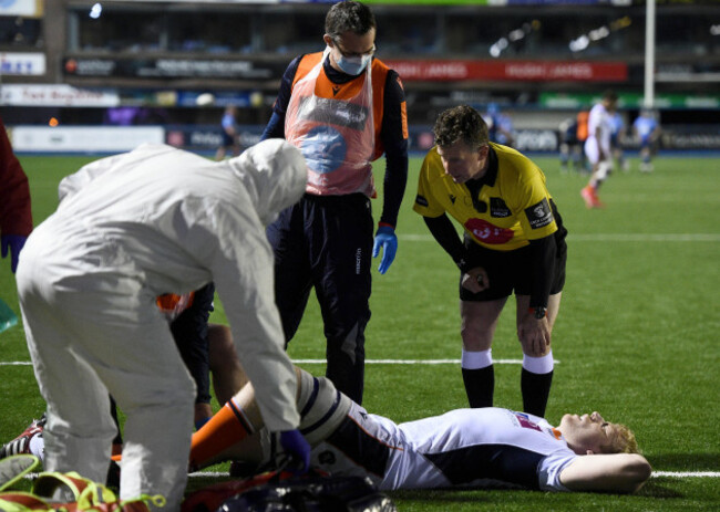 nigel-owens-checks-as-andrew-davidson-receives-treatment