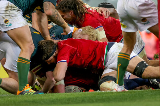 wyn-jones-scores-a-try