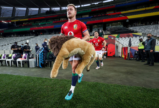 stuart-hogg-leads-the-team-out-with-mascot-bil