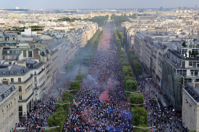 2018-fifa-world-cup-france-wins-final-france-vs-croatia-supporters-paris-am