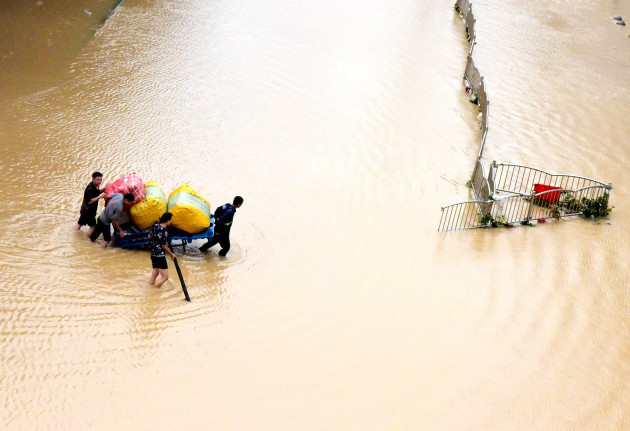 xinhua-headlines-moments-of-solidarity-in-henans-deadly-rainstorm