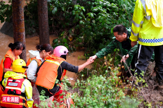 xinhua-headlines-moments-of-solidarity-in-henans-deadly-rainstorm