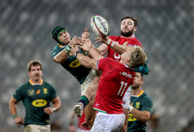 cheslin-kolbe-competes-in-the-air-with-robbie-henshaw-and-duhan-van-der-merwe