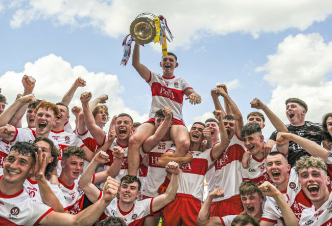 matthew-downey-and-team-mates-celebrate