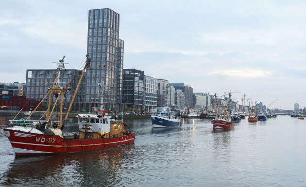 Trawlers depart 003