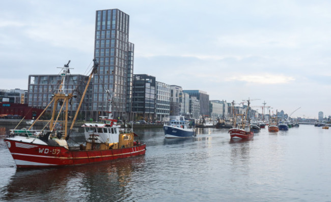 Trawlers depart 003