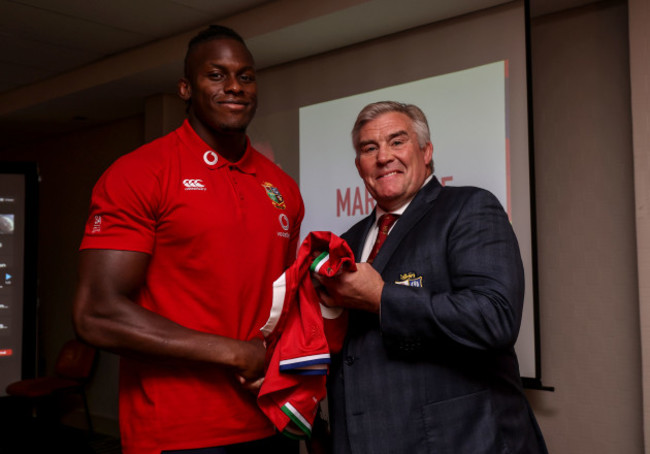 maro-itoje-receives-their-jersey-from-jason-leonard