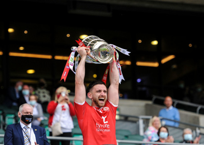 padraig-hampsey-lifts-the-cup