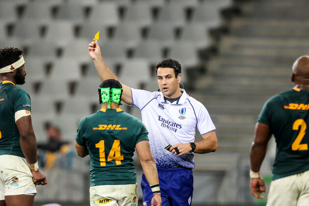 cheslin-kolbe-receives-a-yellow-card-from-ben-okeefe