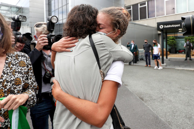 eimear-lambe-celebrates-with-family-after-arriving-to-dublin-airport