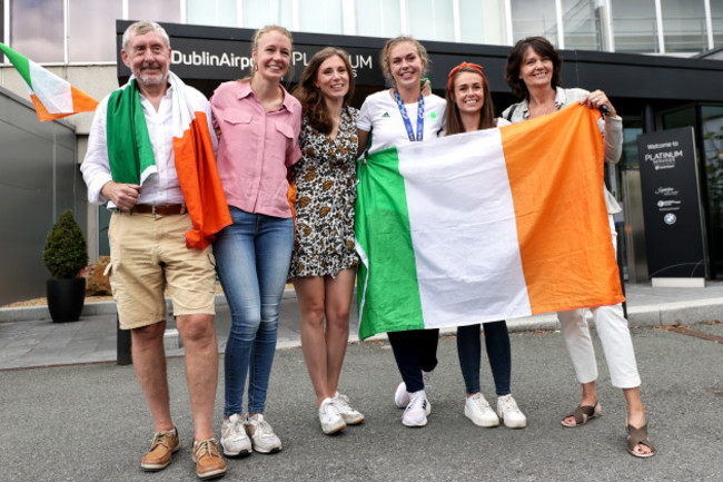 eimear-lambe-celebrates-with-family-after-arriving-to-dublin-airport