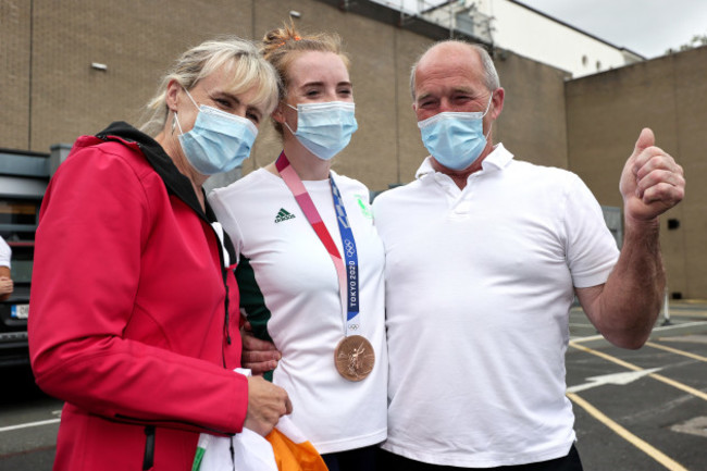 emily-hegarty-celebrates-with-family-after-arriving-to-dublin-airport