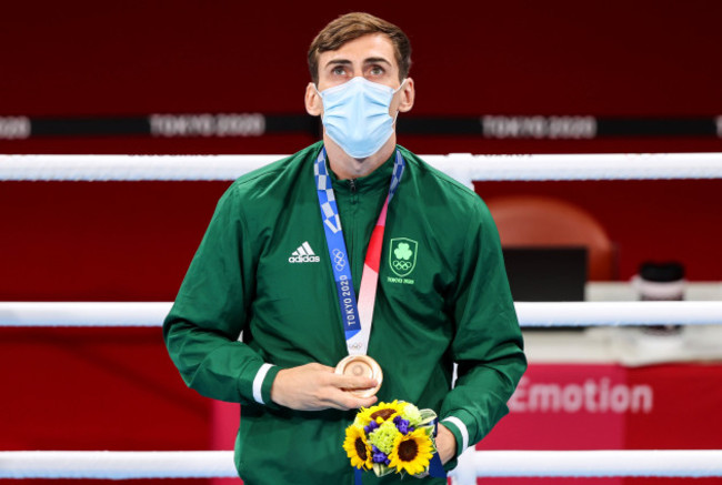 aidan-walsh-is-presented-with-his-bronze-medal