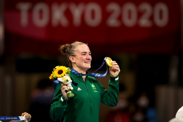 kellie-harrington-celebrates-with-her-gold-medal