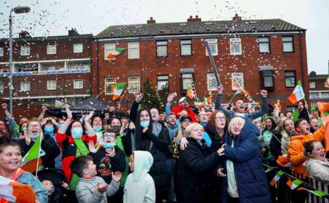 family-friends-of-kellie-harrington-celebrate-in-portland-row-as-kellie-harrington-wins-her-gold-medal