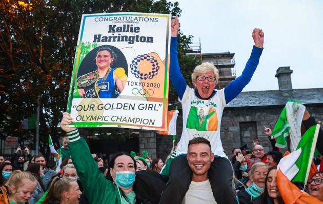 family-friends-of-kellie-harrington-celebrate-in-portland-row-as-kellie-harrington-wins-her-gold-medal