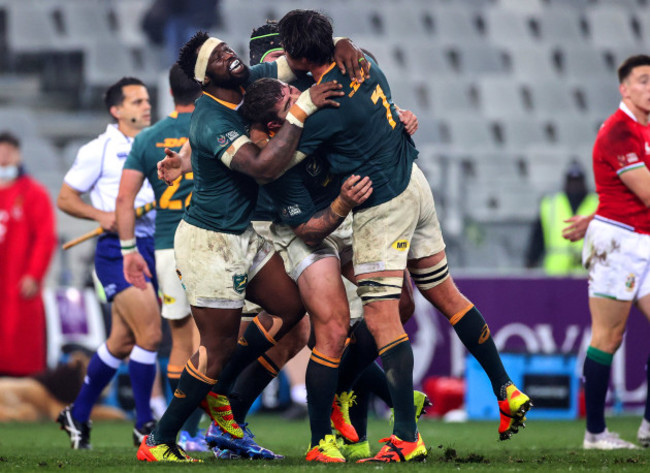 siya-kolisi-celebrates-winning-with-teammates