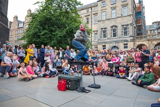royal-mile-edinburgh-fringe-scotland-uk-8th-july-2021-sunny-for-the-first-sunday-of-the-fringe-on-the-high-street-quieter-than-past-years-due-to-the-scaled-back-events-relating-to-the-covid-pana