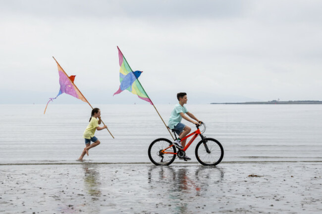 Aobhlín Flynn (age 9) and Mícheál Barceló (age 12) flying the flag for Baboró at 25 Photo Andrew Downes 3