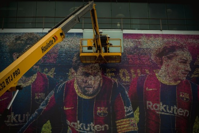 barcelona-spain-10th-aug-2021-workers-remove-the-portrait-of-messi-at-the-facade-of-the-camp-nou-stadium-after-the-exit-of-the-clubs-legendary-ex-forward-credit-matthias-oesterlealamy-live-news