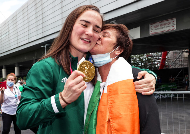 kellie-harrington-is-greeted-by-anna-moore-after-returning-to-dublin-with-her-gold-medal