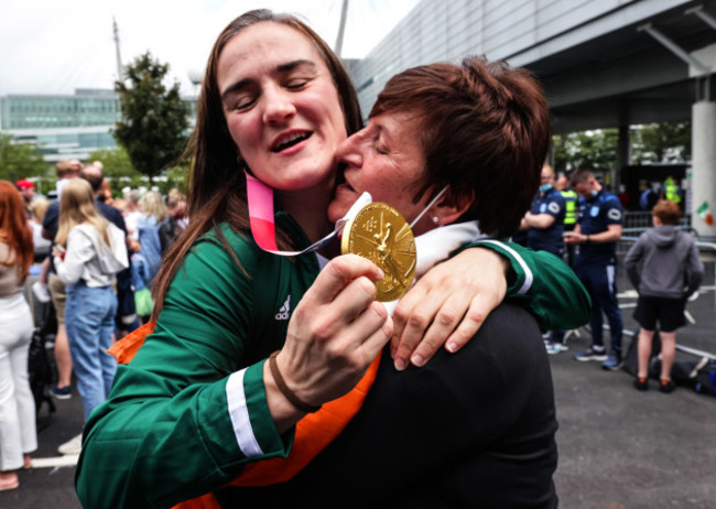 kellie-harrington-is-greeted-by-anna-moore-after-returning-to-dublin-with-her-gold-medal