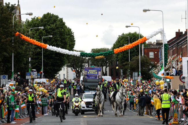 kellie-harrington-makes-her-way-towards-portland-row-on-the-open-top-bus