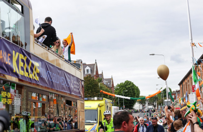 kellie-harrington-on-the-open-top-bus