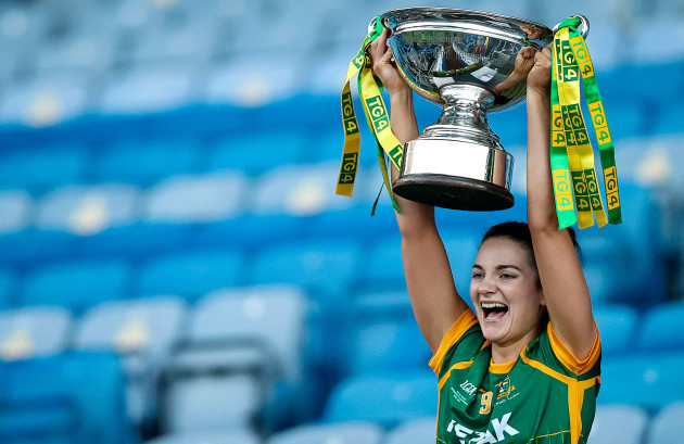 maire-oshaughnessy-lifts-the-trophy