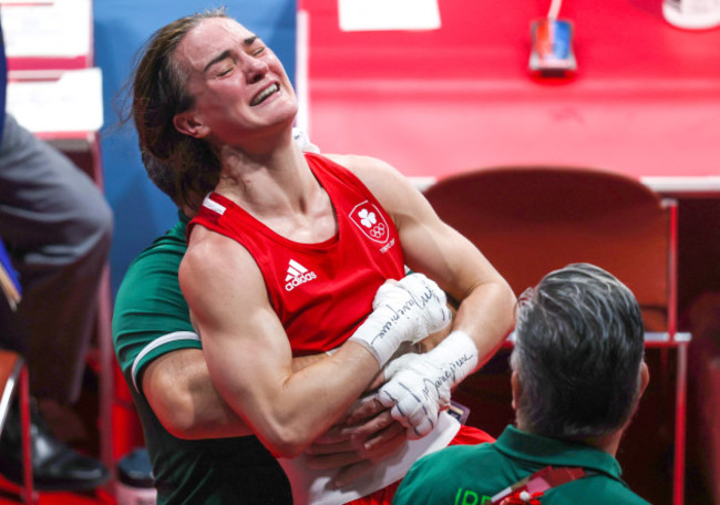 kellie-harrington-celebrates-winning-the-gold-with-zaur-antia-and-john-conlan