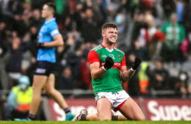 jordan-flynn-celebrates-at-the-final-whistle