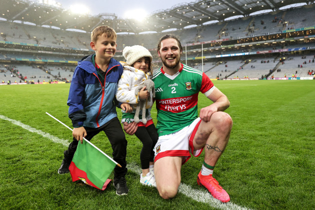 oisin-mullin-celebrates-after-the-game-with-caidan-and-nila