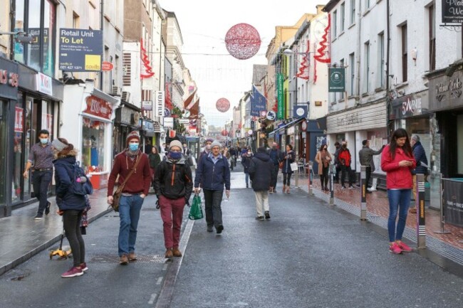 cork-ireland-11th-dec-2020-shoppers-take-to-city-centre-ahead-of-weekend-rush-cork-city-cork-city-centre-was-filled-with-shoppers-getting-in-some-christmas-shopping-ahead-of-the-weekend-rush-tod