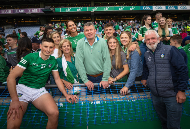 gearoid-hegarty-with-his-family-after-the-game