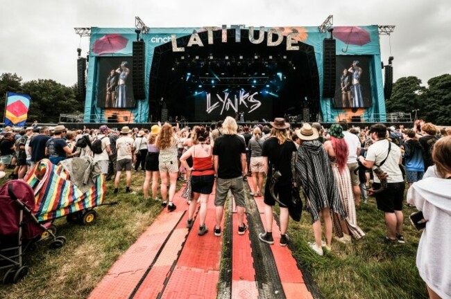 suffolk-uk-july-23-2021-crowds-enjoy-the-opening-day-of-latitude-festival-2021-credit-thomas-jacksonalamy-live-news