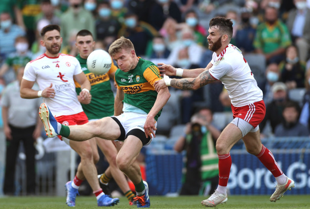 tommy-walsh-unable-to-score-a-late-point-to-level-the-game-under-pressure-from-ronan-mcnamee