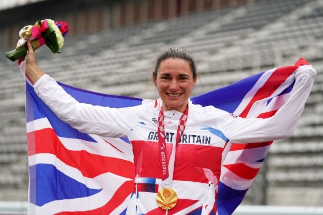 great-britains-sarah-storey-celebrates-with-the-gold-medal-in-the-womens-c5-time-trial-at-fuji-international-speedway-during-day-seven-of-the-tokyo-2020-paralympic-games-in-japan-picture-date-tues